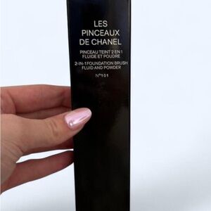 Chanel 2-in-1 Foundation Brush Fluid & Powder
